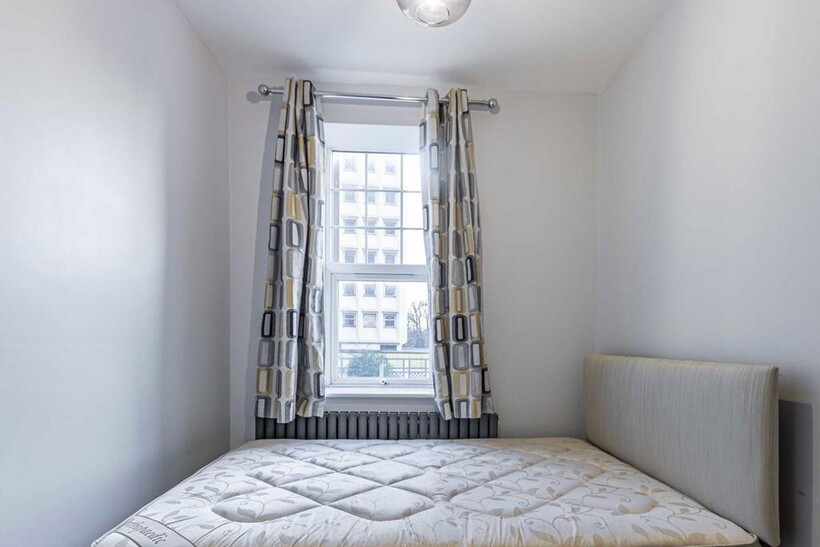 Uxbridge Road, London W12 2 bed flat to rent - £1,798 pcm (£415 pw)