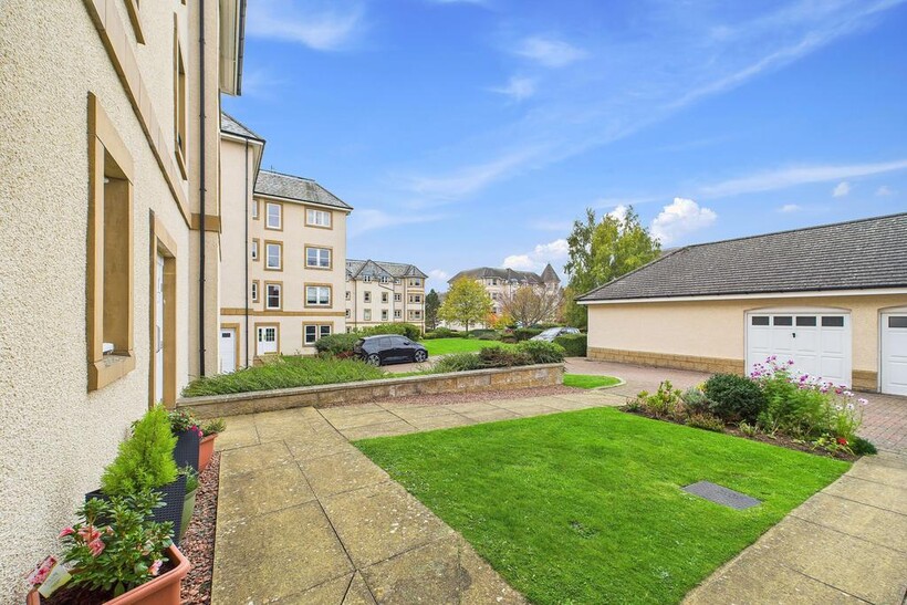 51/7 Rattray Drive 3 bed flat to rent - £1,995 pcm (£460 pw)