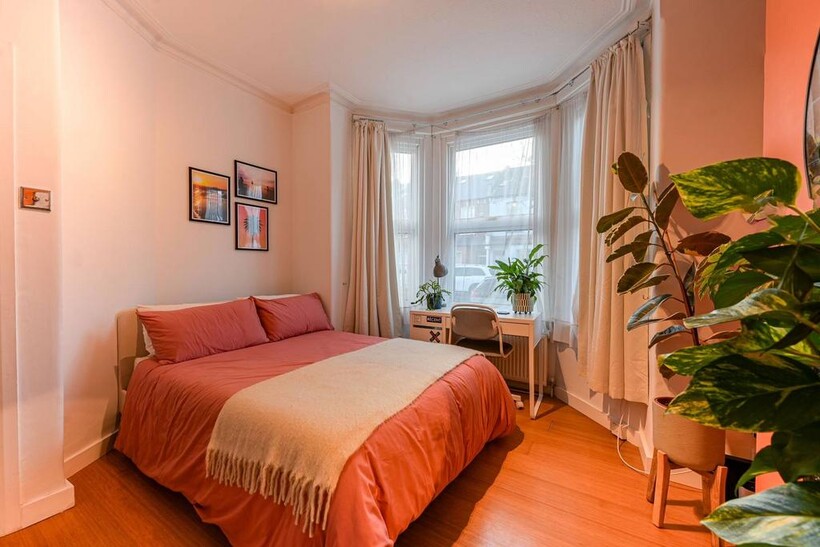 Musard Road, Barons Court, London, W6 2 bed flat to rent - £4,200 pcm (£969 pw)