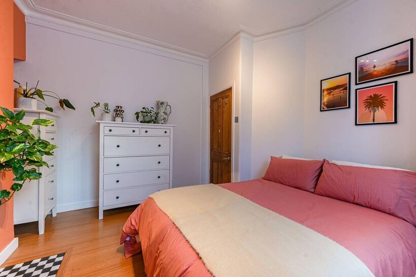 Musard Road, Barons Court, London, W6 2 bed flat to rent - £4,200 pcm (£969 pw)