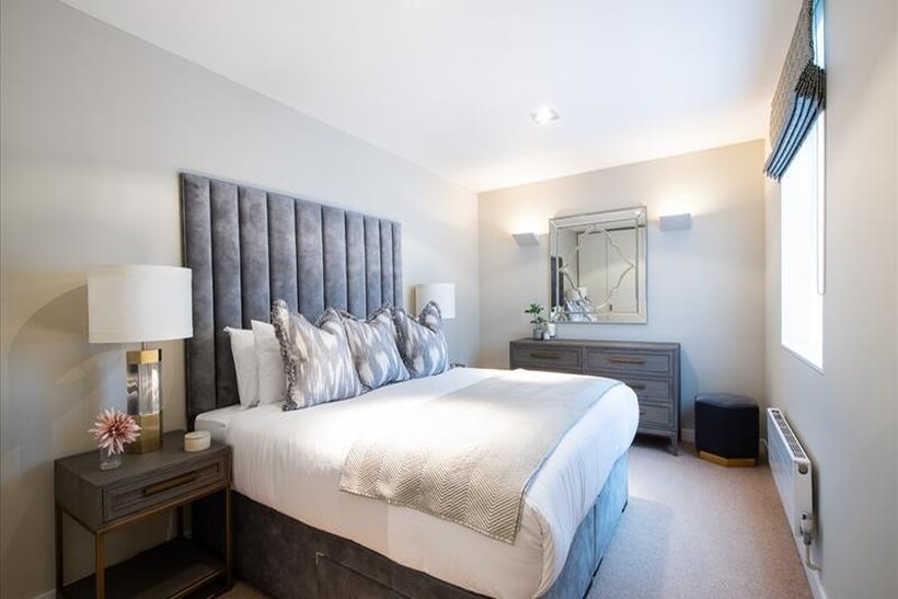 1a 161 Fulham Road Bed 2.jpg