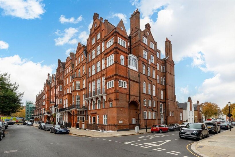 Cadogan Square, London SW1X 2 bed flat to rent - £5,499 pcm (£1,269 pw)