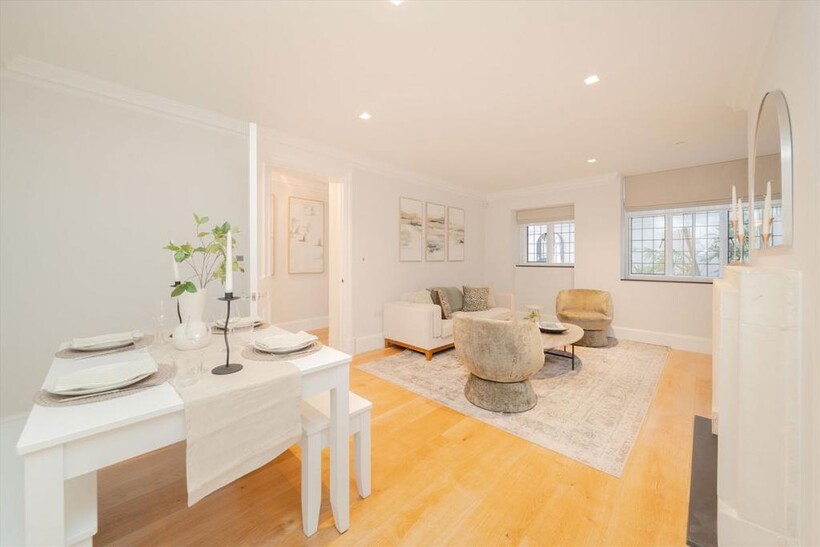 Cadogan Square, London SW1X 2 bed flat to rent - £5,499 pcm (£1,269 pw)