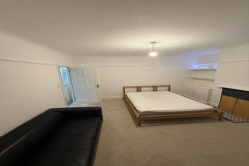 Greyhound Lane, London SW16 1 bed in a house share to rent - £750 pcm (£173 pw)