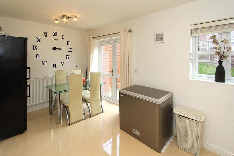 TELFORD, Farr Lane, Muxton 4 bed townhouse to rent - £1,325 pcm (£306 pw)