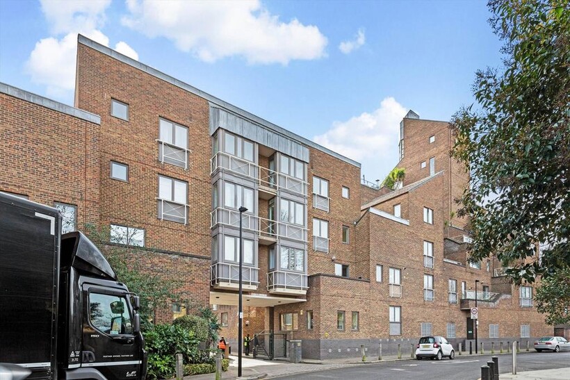 Cumberland Mills Square, London E14 2 bed flat to rent - £2,197 pcm (£507 pw)