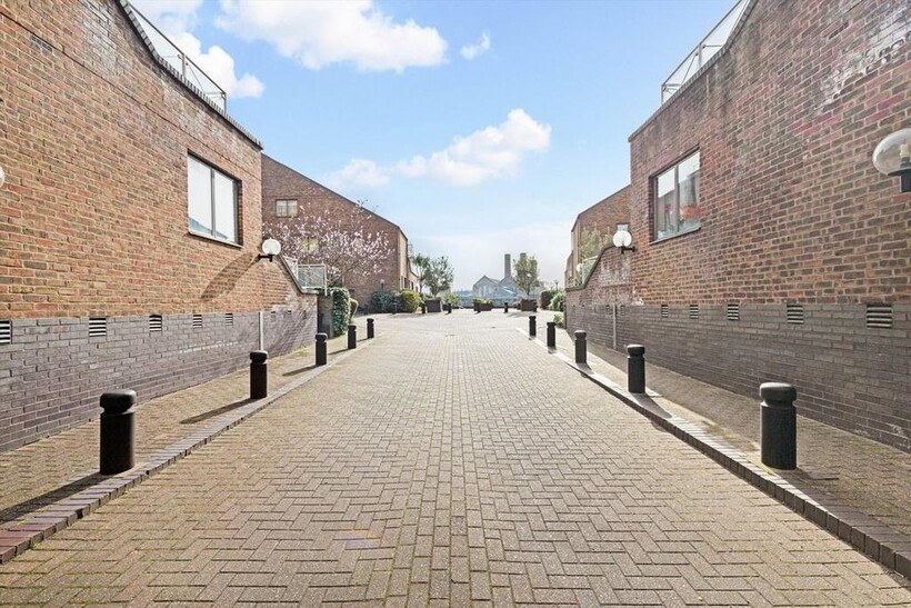 Cumberland Mills Square, London E14 2 bed flat to rent - £2,197 pcm (£507 pw)