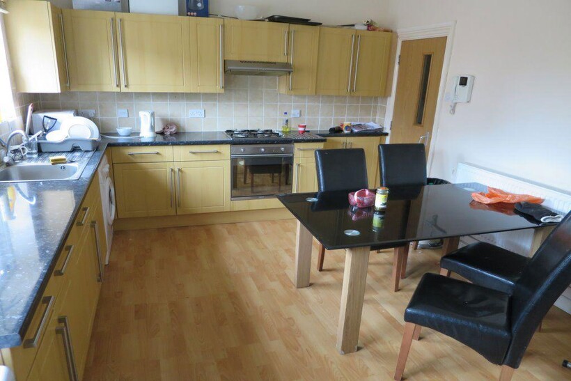 Cowley Road 4 bed flat to rent - £2,375 pcm (£548 pw)