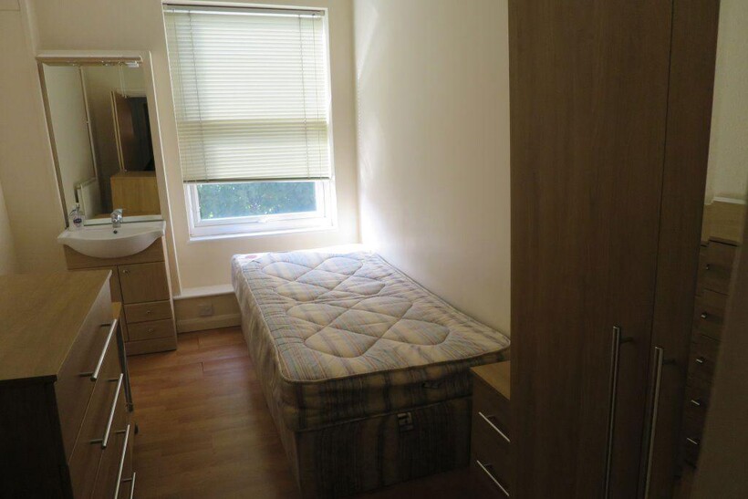 Cowley Road 4 bed flat to rent - £2,375 pcm (£548 pw)