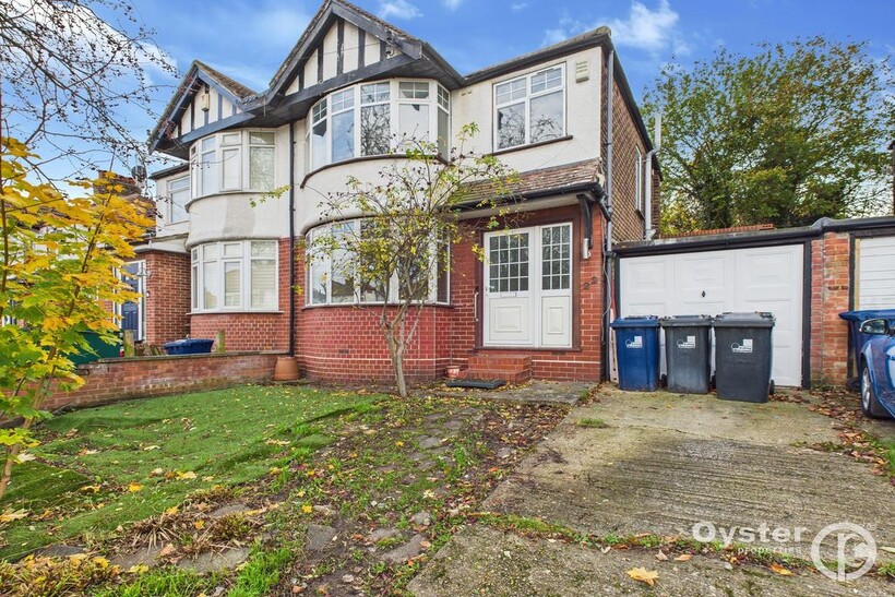 Rossall Crescent, London, NW10 3 bed semi-detached house to rent - £2,550 pcm (£588 pw)