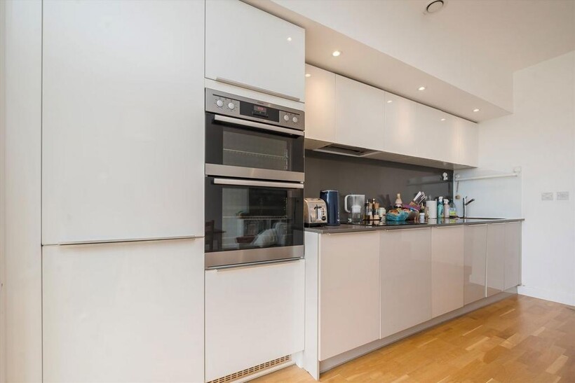 Colonial Drive, London W4 2 bed flat to rent - £2,899 pcm (£669 pw)
