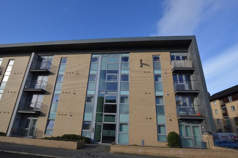 Queen Elizabeth Gardens, New Gorbals... 2 bed flat to rent - £995 pcm (£230 pw)
