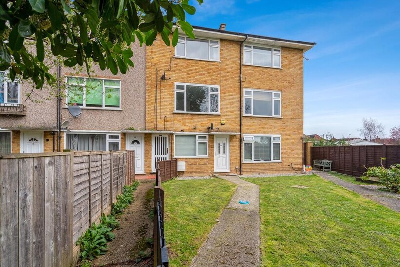 St Davids Close, Iver SL0 2 bed maisonette to rent - £1,475 pcm (£340 pw)