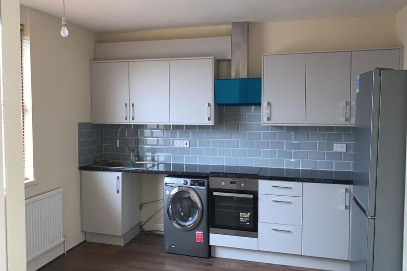 Hilliard Road, Northwood 2 bed maisonette to rent - £1,599 pcm (£369 pw)