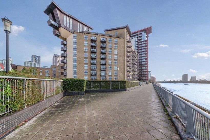 Westferry Road, Canary Wharf E14 2 bed flat to rent - £2,232 pcm (£515 pw)