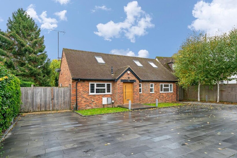 Bell Lane, Fetcham, KT22 4 bed detached house to rent - £3,995 pcm (£922 pw)