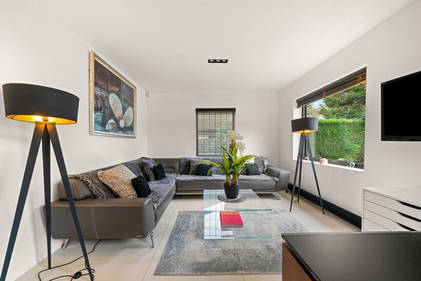 Bell Lane, Fetcham, KT22 4 bed detached house to rent - £3,995 pcm (£922 pw)