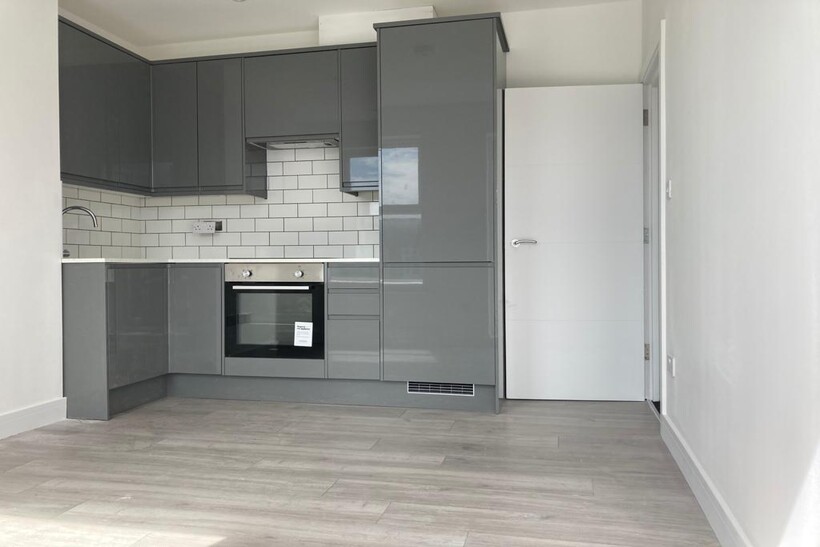 North Parade, Mollison Way 2 bed flat to rent - £1,445 pcm (£333 pw)