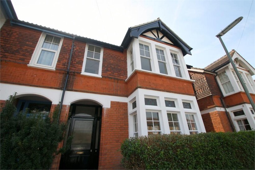 Richmond Road, Staines-upon-Thames, TW18 2 bed maisonette to rent - £1,400 pcm (£323 pw)
