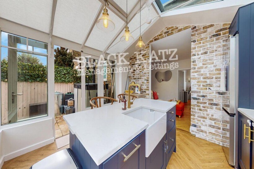 SW11 2 bed ground floor maisonette to rent - £2,557 pcm (£590 pw)