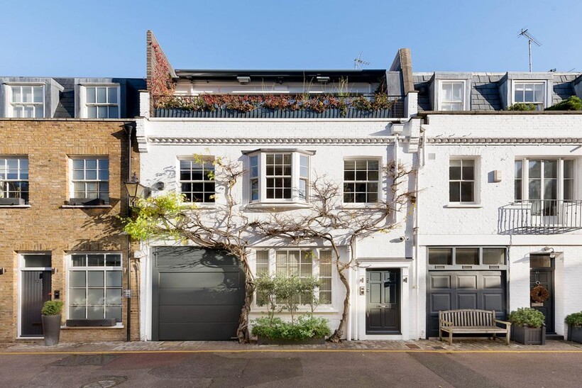 Clabon Mews, London, SW1X 3 bed mews to rent - £16,250 pcm (£3,750 pw)