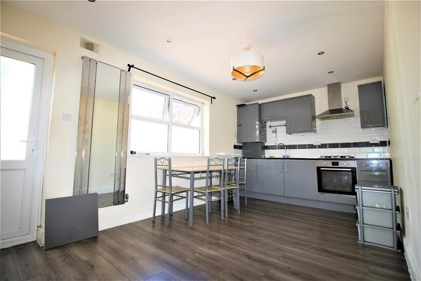 Raglan Road, London E17 3 bed house share to rent - £849 pcm (£196 pw)