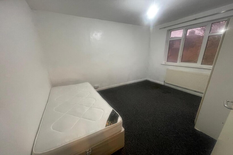Royston Avenue, London E4 1 bed in a house share to rent - £900 pcm (£208 pw)