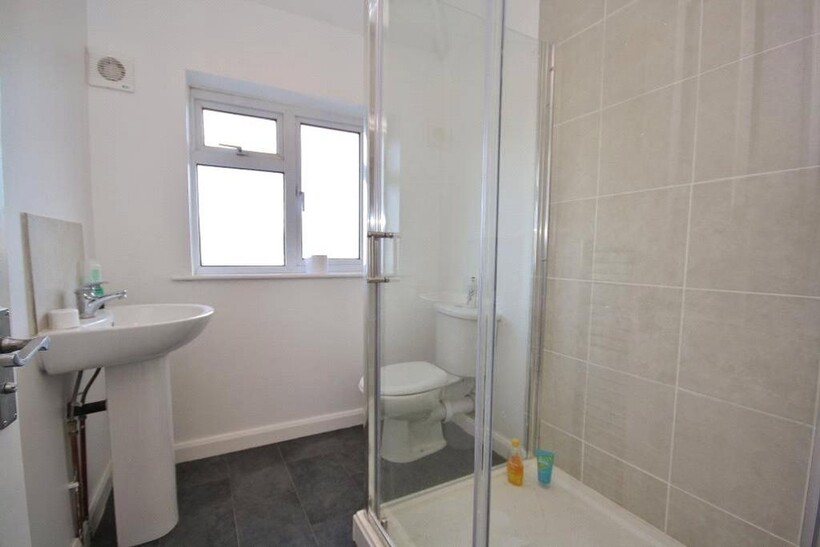 Ashenden Road, Guildford, GU2 6 bed semi-detached house to rent - £4,368 pcm (£1,008 pw)