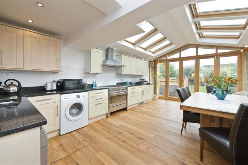 Temperley Road, London SW12 4 bed terraced house to rent - £4,600 pcm (£1,062 pw)