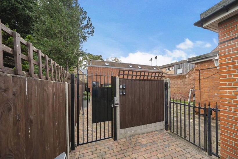 Elm Park, Stanmore, HA7 2 bed maisonette to rent - £2,195 pcm (£507 pw)