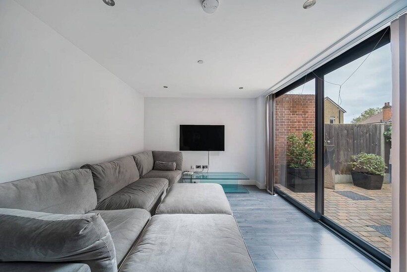 Elm Park, Stanmore, HA7 2 bed maisonette to rent - £2,195 pcm (£507 pw)