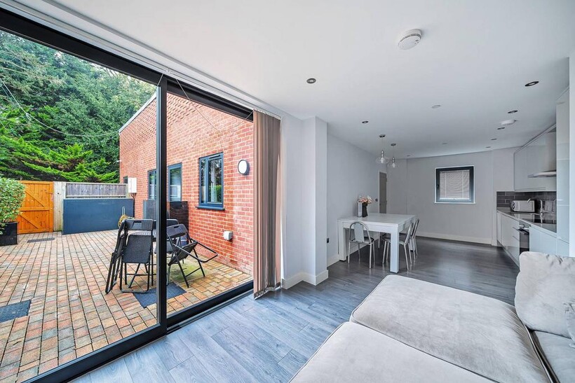 Elm Park, Stanmore, HA7 2 bed maisonette to rent - £2,195 pcm (£507 pw)