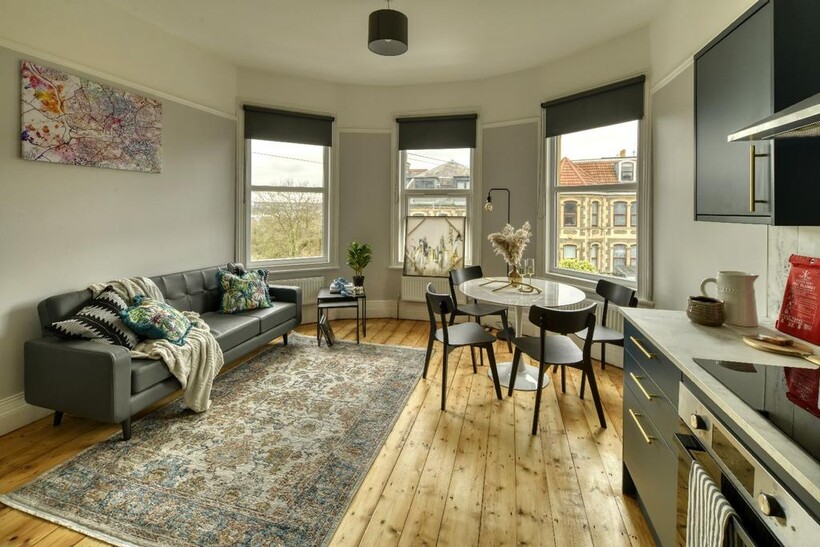 Bristol BS6 4 bed apartment to rent - £3,682 pcm (£850 pw)