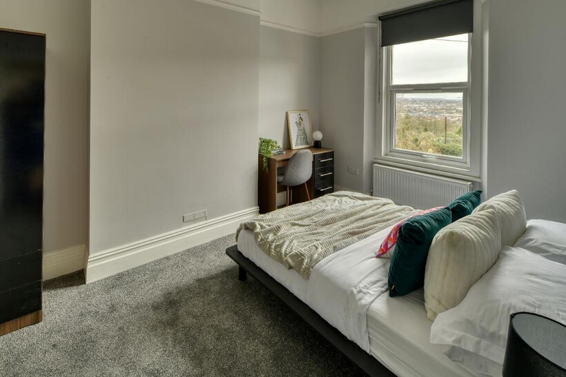 Bristol BS6 4 bed apartment to rent - £3,682 pcm (£850 pw)