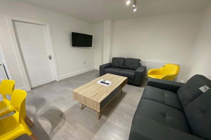 Nottingham NG9 5 bed house to rent - £3,545 pcm (£818 pw)