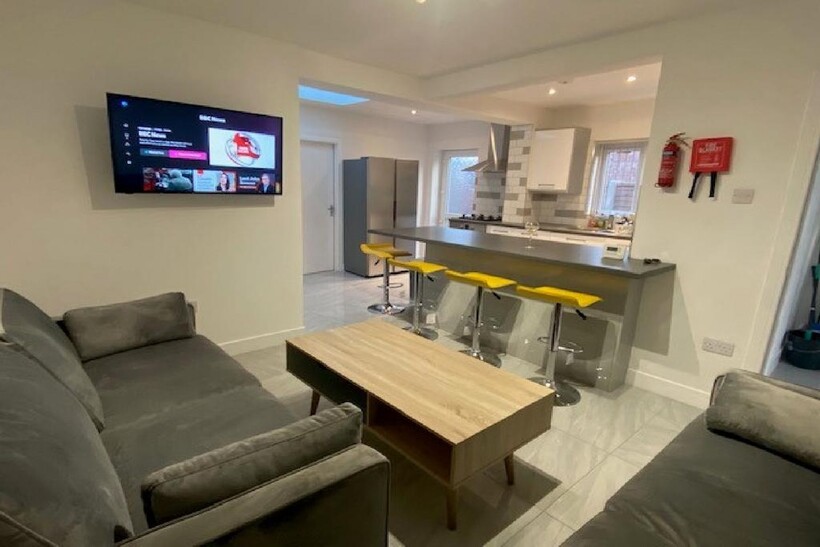 Nottingham NG9 6 bed house to rent - £3,827 pcm (£883 pw)