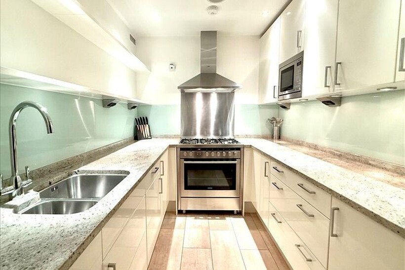 Young Street, London W8 2 bed flat to rent - £6,392 pcm (£1,475 pw)