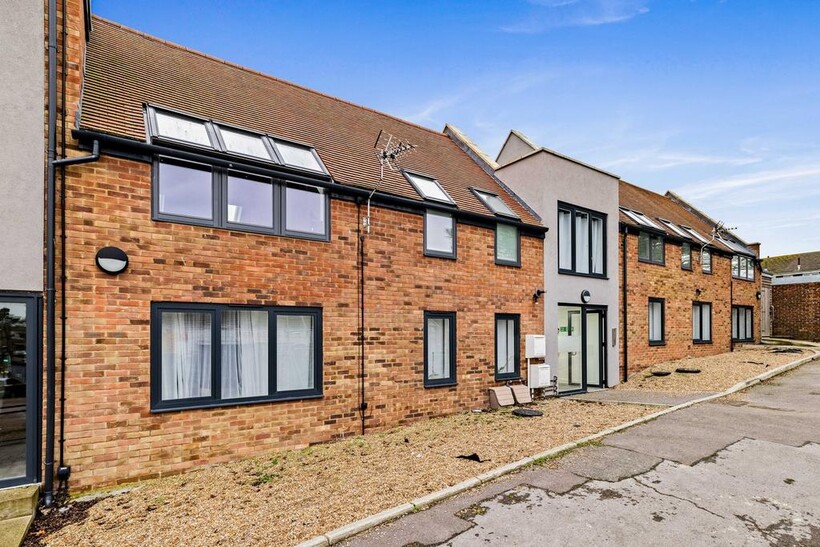 Cobden Road, Folkestone, CT19 2 bed flat to rent - £1,025 pcm (£237 pw)