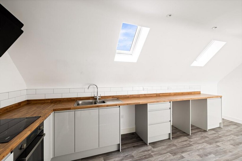 Cobden Road, Folkestone, CT19 2 bed flat to rent - £1,025 pcm (£237 pw)