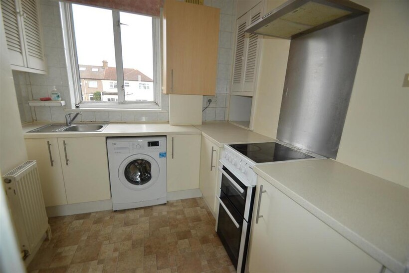 Rainham Road South, Dagenham 2 bed maisonette to rent - £1,575 pcm (£363 pw)
