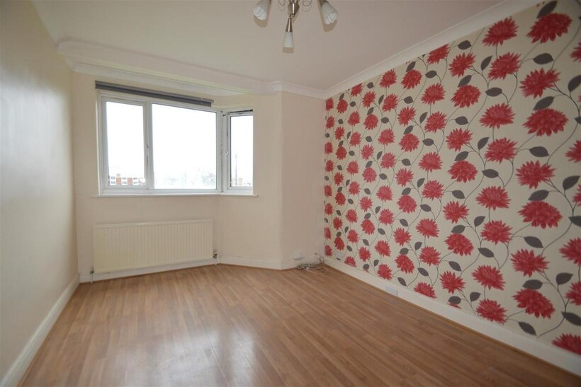 Rainham Road South, Dagenham 2 bed maisonette to rent - £1,575 pcm (£363 pw)
