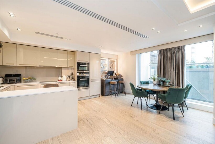 Radnor Terrace, London W14 2 bed flat to rent - £5,499 pcm (£1,269 pw)