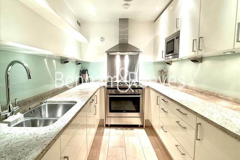 Kensington, Kensington W8 2 bed apartment to rent - £6,392 pcm (£1,475 pw)