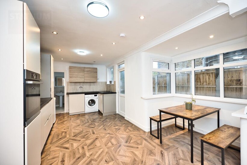 Dunlace Road, Off Chatsworth Road... 5 bed terraced house to rent - £4,199 pcm (£969 pw)