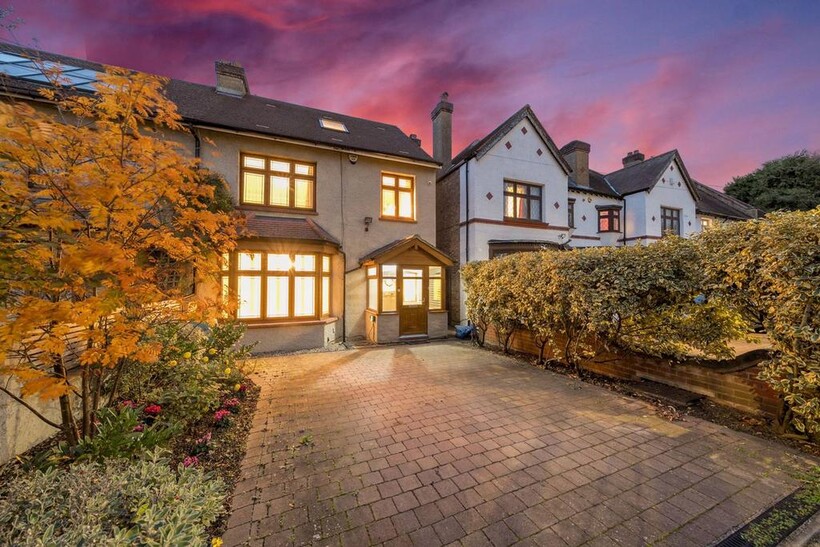 Whitchurch Gardens, Harrow, Edgware, HA8 4 bed semi-detached house to rent - £4,249 pcm (£981 pw)