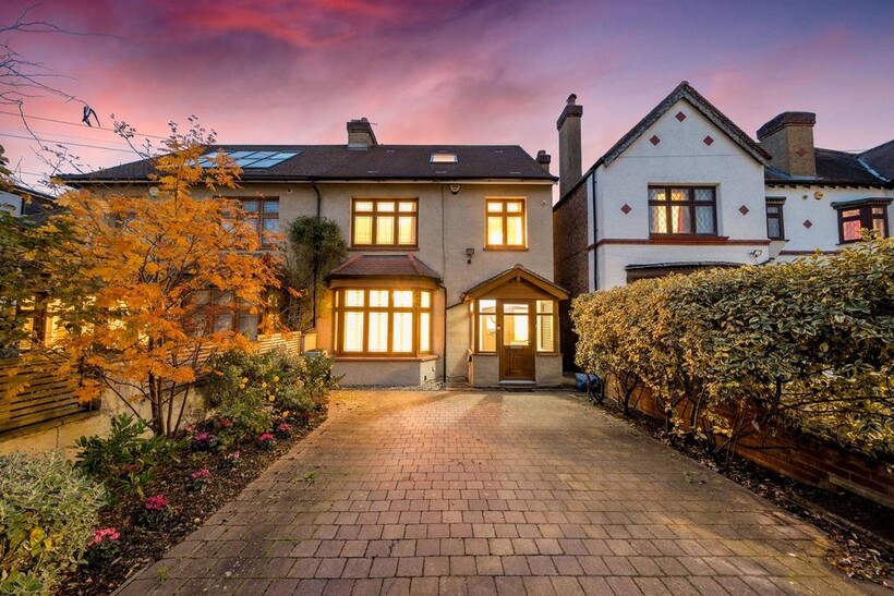 Whitchurch Gardens, Harrow, Edgware, HA8 4 bed semi-detached house to rent - £4,249 pcm (£981 pw)