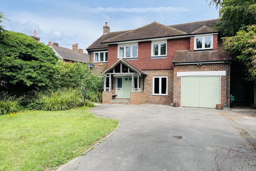 Reigate RH2 5 bed detached house to rent - £4,350 pcm (£1,004 pw)