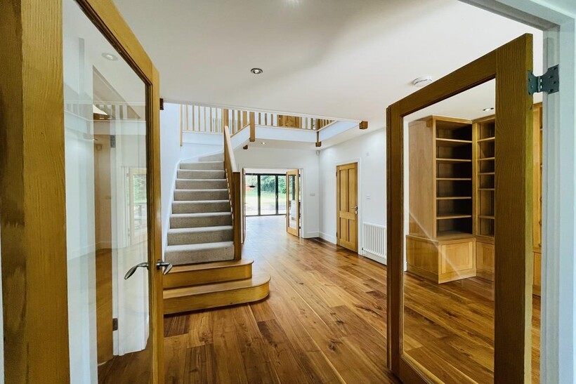 Reigate RH2 5 bed detached house to rent - £4,350 pcm (£1,004 pw)