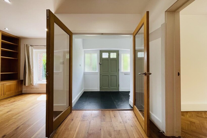 Reigate RH2 5 bed detached house to rent - £4,350 pcm (£1,004 pw)