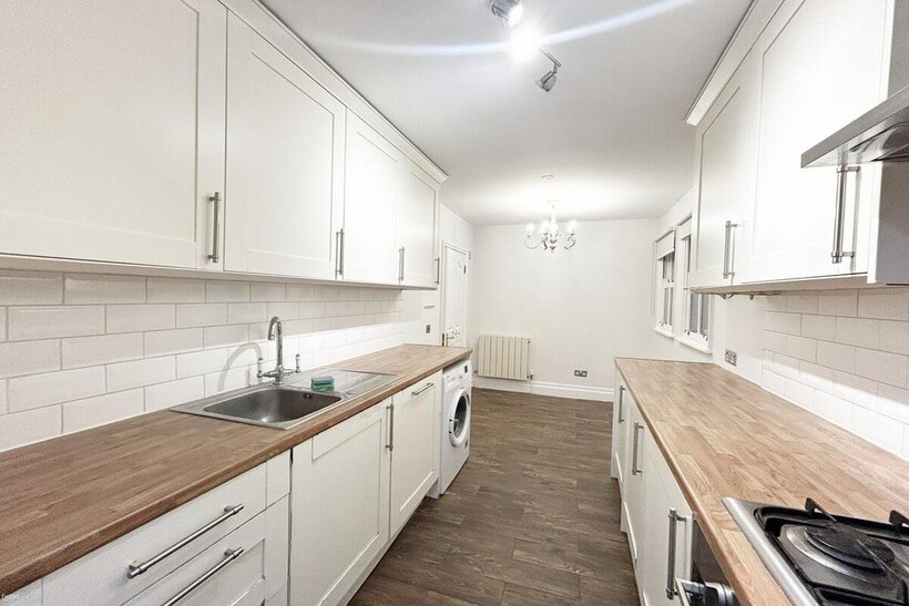 West Hill, Harrow 3 bed apartment to rent - £2,325 pcm (£537 pw)